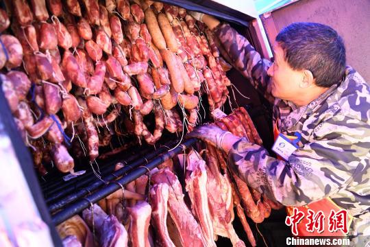  Chongqing citizens experience smokeless emission, smoked bacon advocates green environmental protection